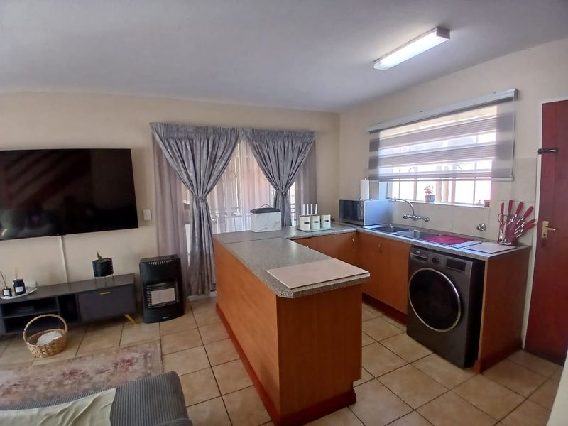 Elegant Family Oriented Apartment with En-Suite and Expansive Open Plan Living - Photo 5