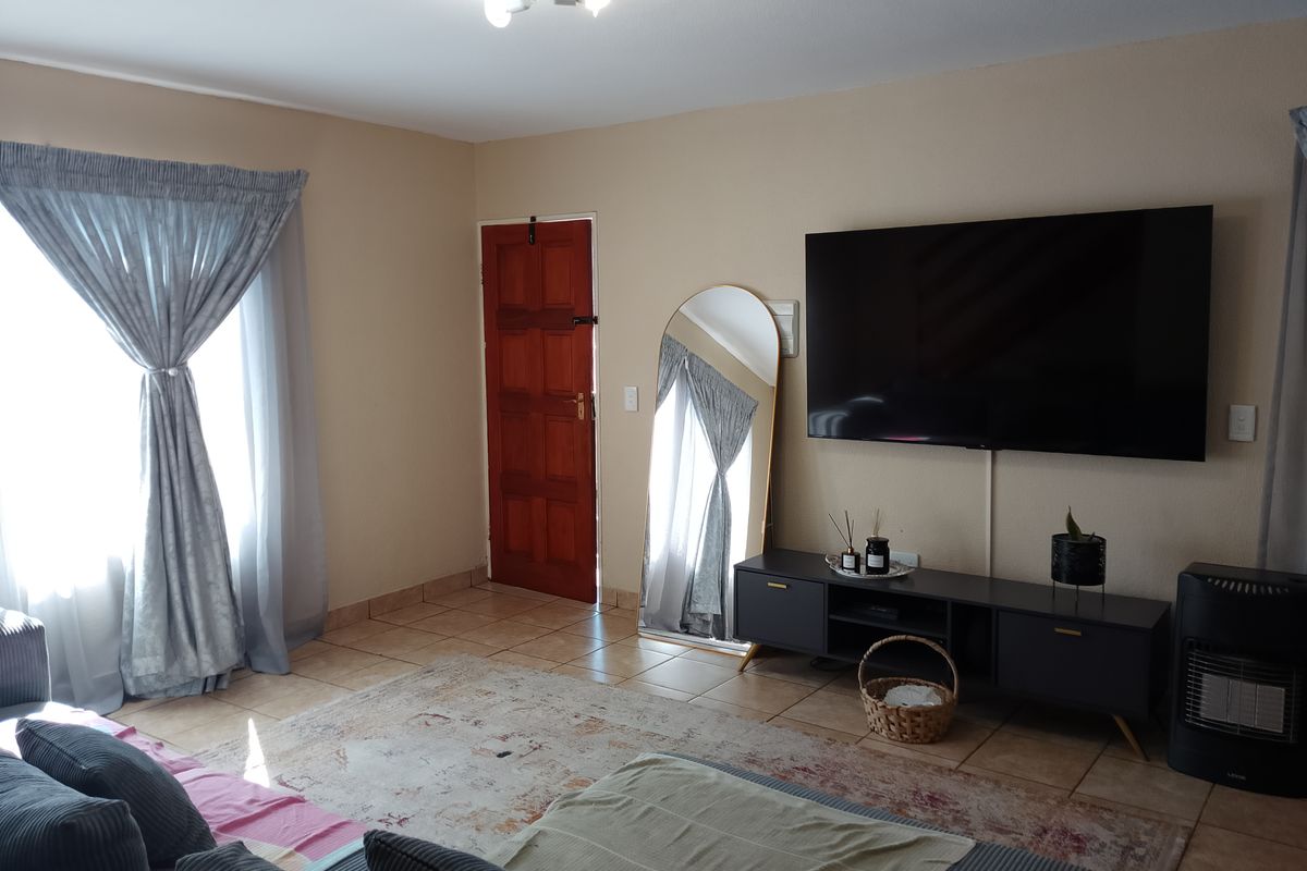 Elegant Family Oriented Apartment with En-Suite and Expansive Open Plan Living - Photo 3