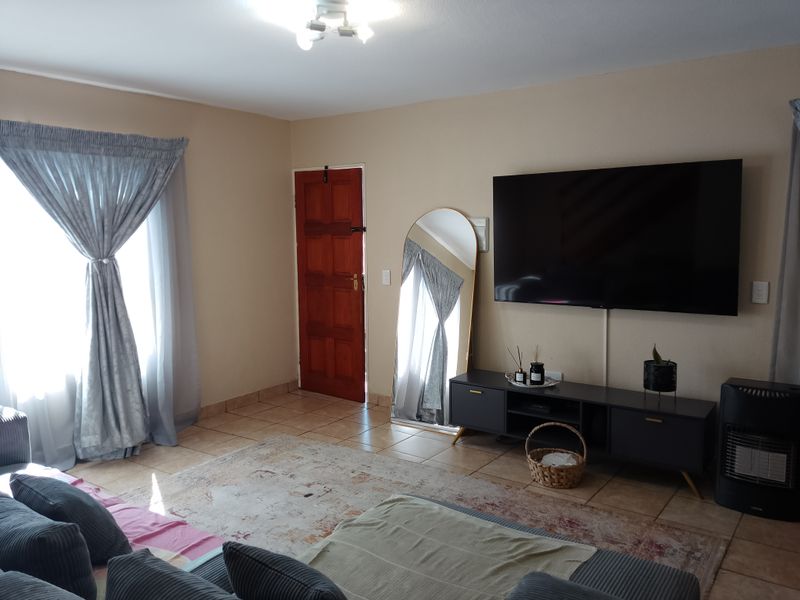 Elegant Family Oriented Apartment with En-Suite and Expansive Open Plan Living - Photo 3