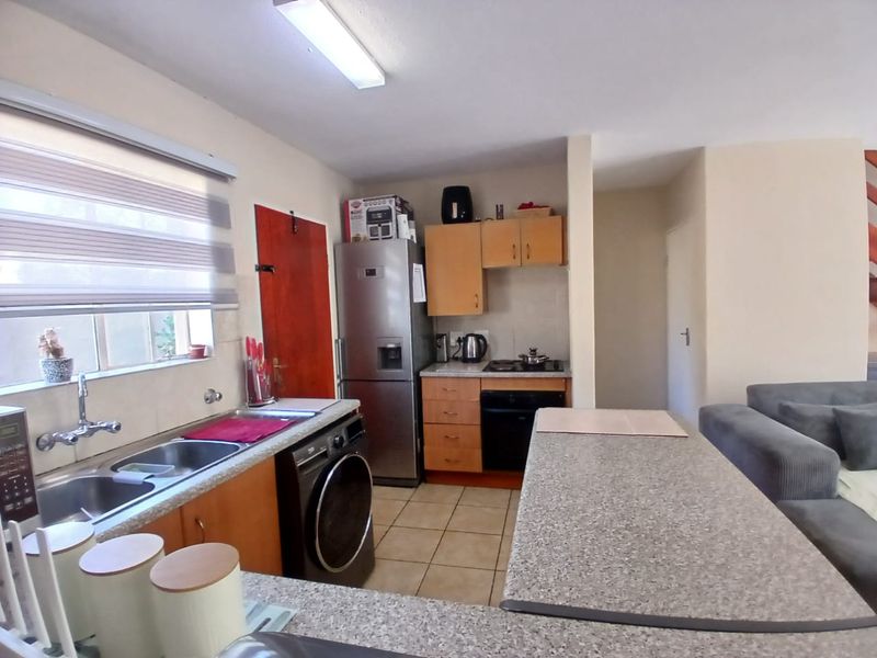 Elegant Family Oriented Apartment with En-Suite and Expansive Open Plan Living - Photo 8