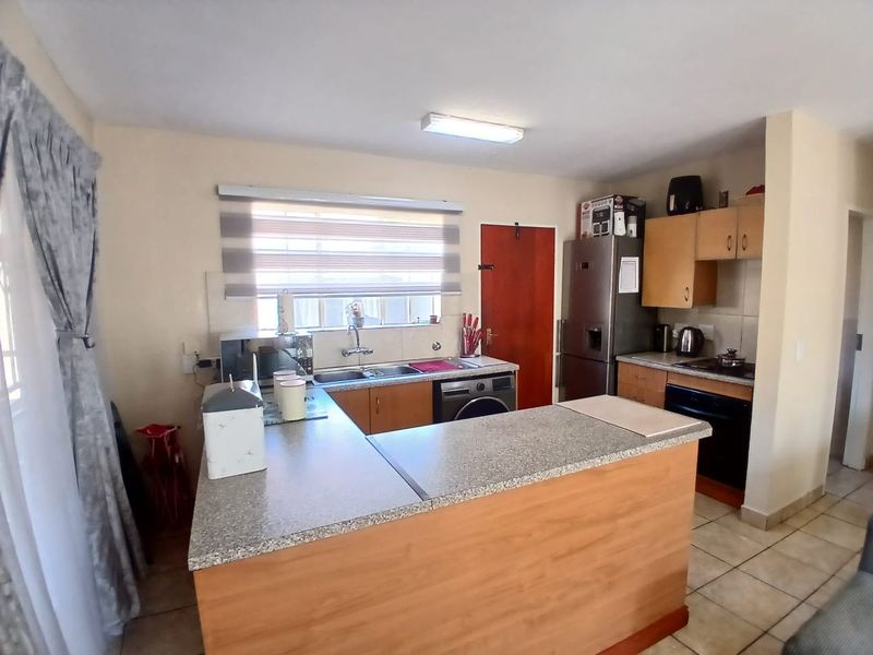 Elegant Family Oriented Apartment with En-Suite and Expansive Open Plan Living - Photo 7