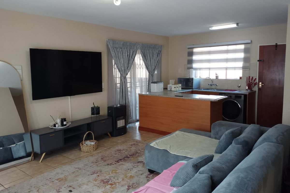 Elegant Family Oriented Apartment with En-Suite and Expansive Open Plan Living - Photo 4