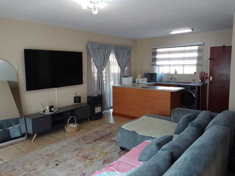 Elegant Family Oriented Apartment with En-Suite and Expansive Open Plan Living - Photo 4