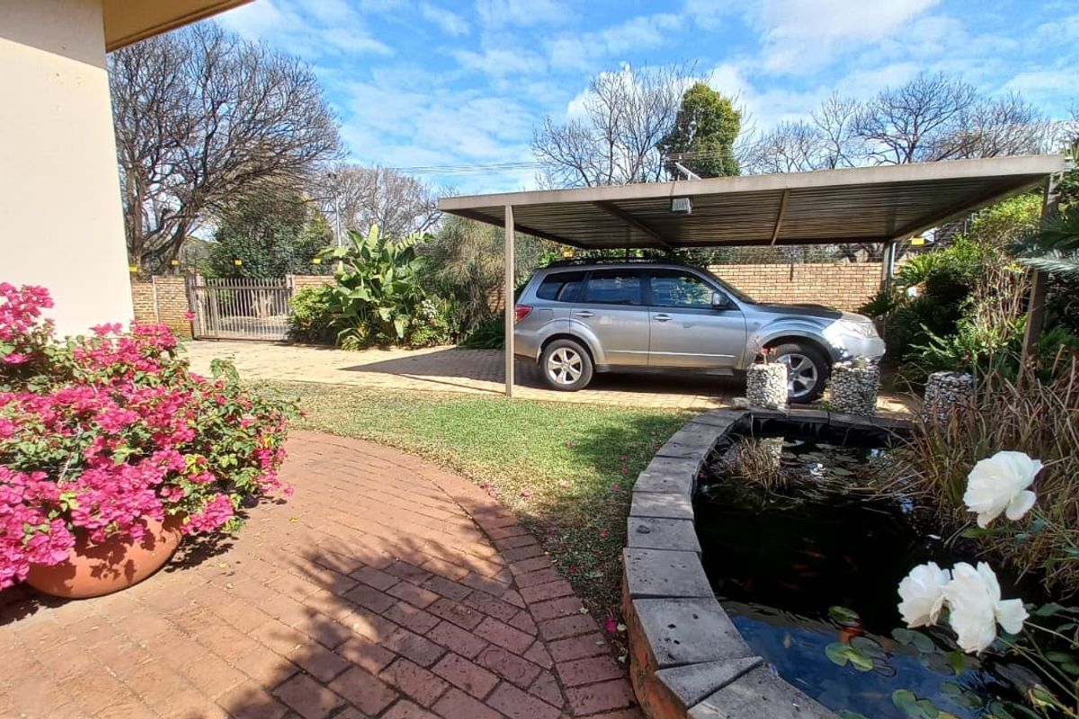 Spacious 5-Bedroom Family Home in the Heart of Wierda Park - Photo 3