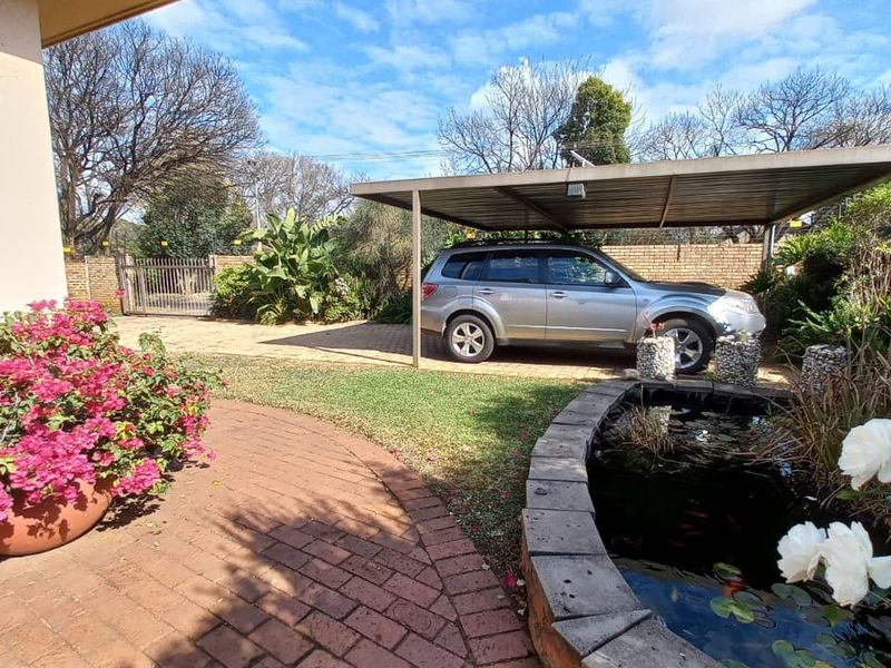Spacious 5-Bedroom Family Home in the Heart of Wierda Park - Photo 3