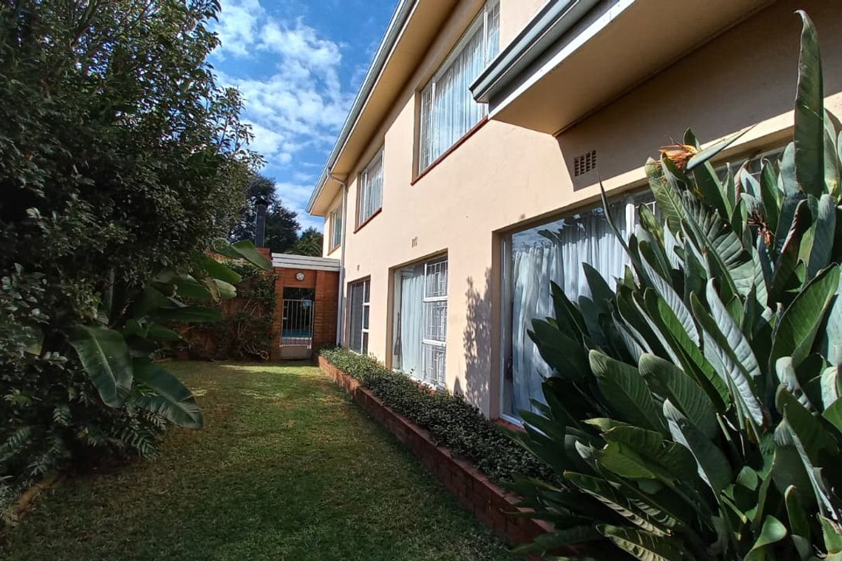 Spacious 5-Bedroom Family Home in the Heart of Wierda Park - Photo 4