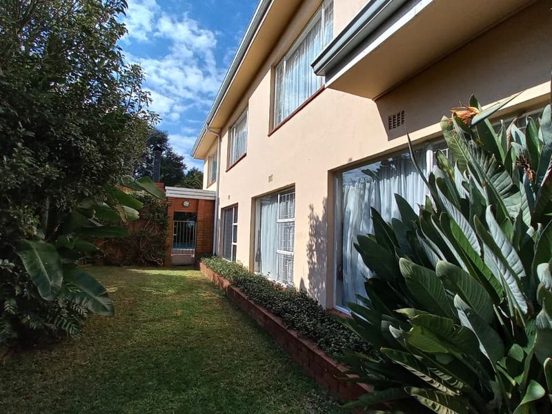 Spacious 5-Bedroom Family Home in the Heart of Wierda Park - Photo 4
