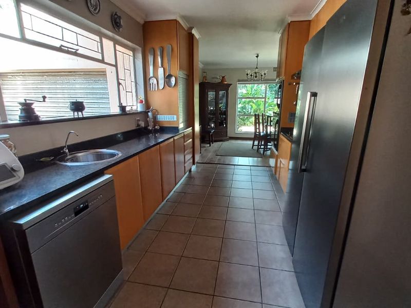 Spacious 5-Bedroom Family Home in the Heart of Wierda Park - Photo 9