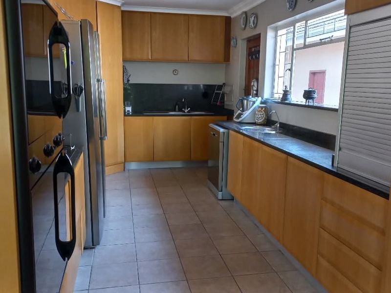 Spacious 5-Bedroom Family Home in the Heart of Wierda Park - Photo 8