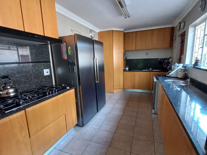 Spacious 5-Bedroom Family Home in the Heart of Wierda Park - Photo 7