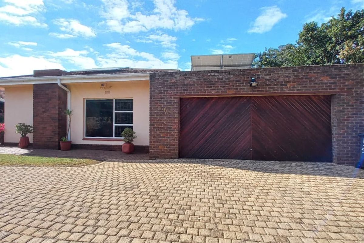 Spacious 5-Bedroom Family Home in the Heart of Wierda Park - Photo 2