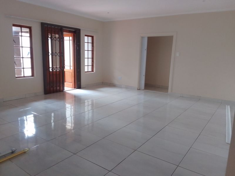 Upmarket Modern Home with Stunning Views over Safari Gardens - Photo 4