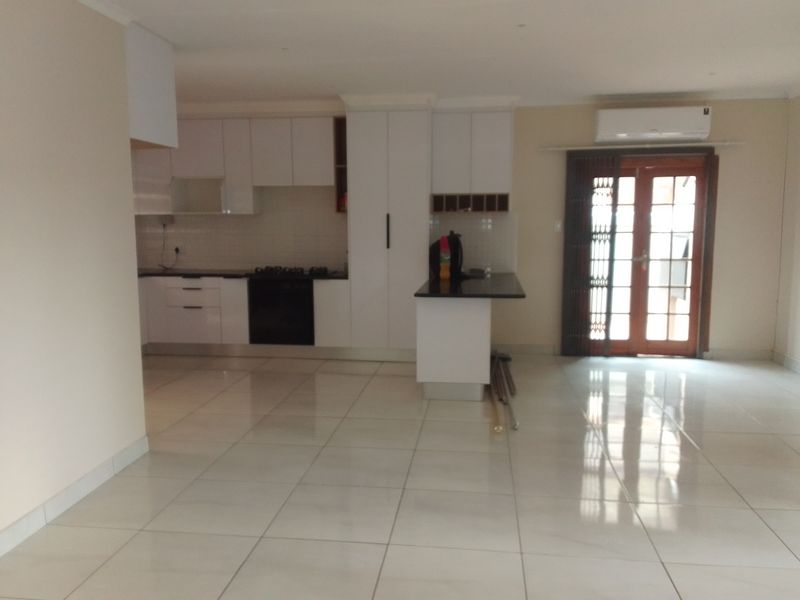 Upmarket Modern Home with Stunning Views over Safari Gardens - Photo 3
