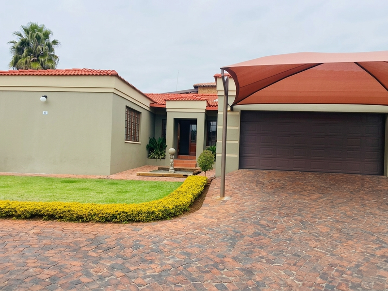 Upmarket Modern Home with Stunning Views over Safari Gardens - Photo 1