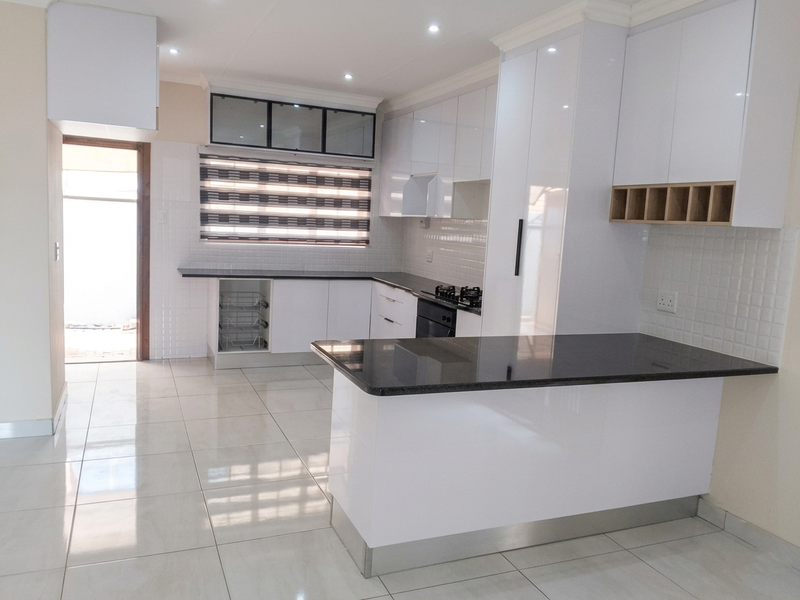 Upmarket Modern Home with Stunning Views over Safari Gardens - Photo 2