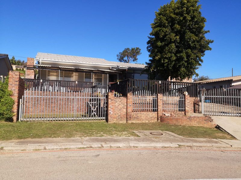 Comfortable Family Living with Excellent Potential in Popular Fairbridge Heights - Photo 1