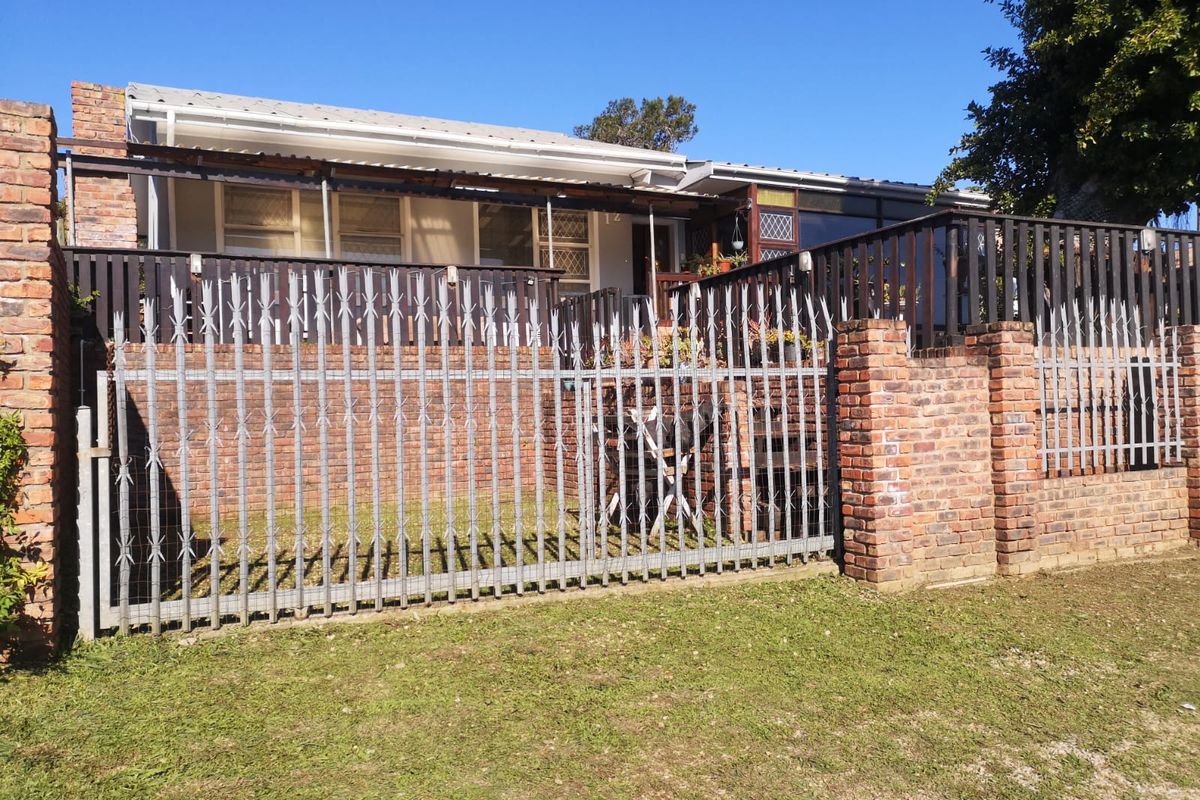 Comfortable Family Living with Excellent Potential in Popular Fairbridge Heights - Photo 2