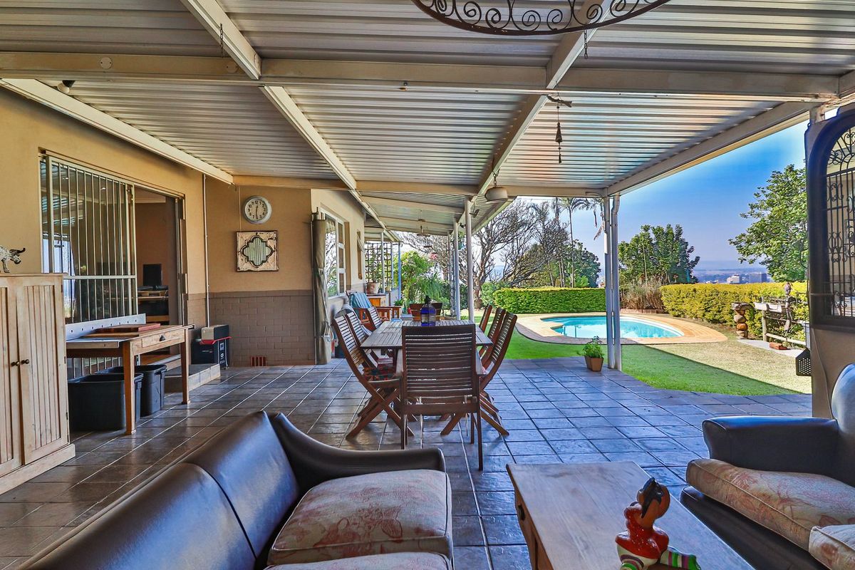 Charming Family Home with Elevated Views - Photo 5