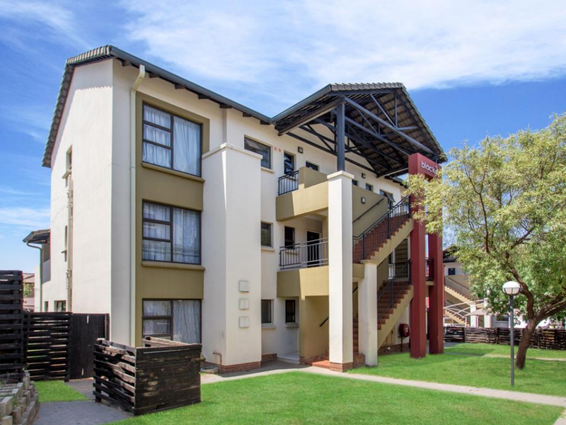 Spacious 3-Bedroom Ground Floor Unit – Katara Complex - Photo 8