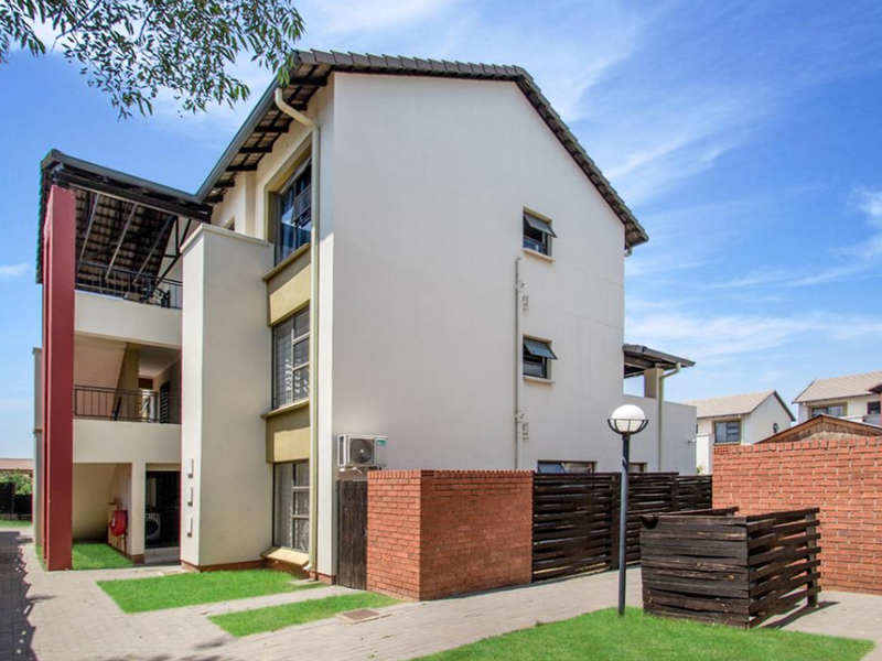 Spacious 3-Bedroom Ground Floor Unit – Katara Complex - Photo 7