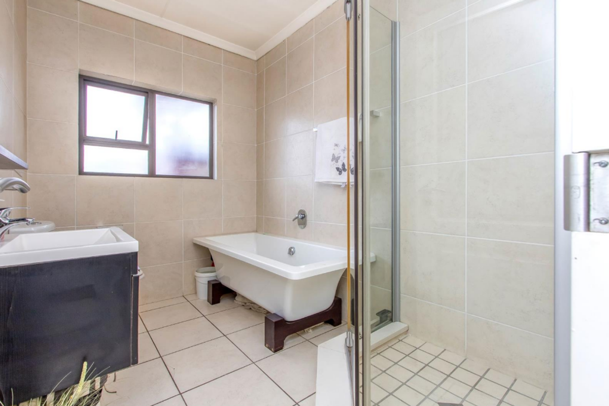 Spacious 3-Bedroom Ground Floor Unit – Katara Complex - Photo 5