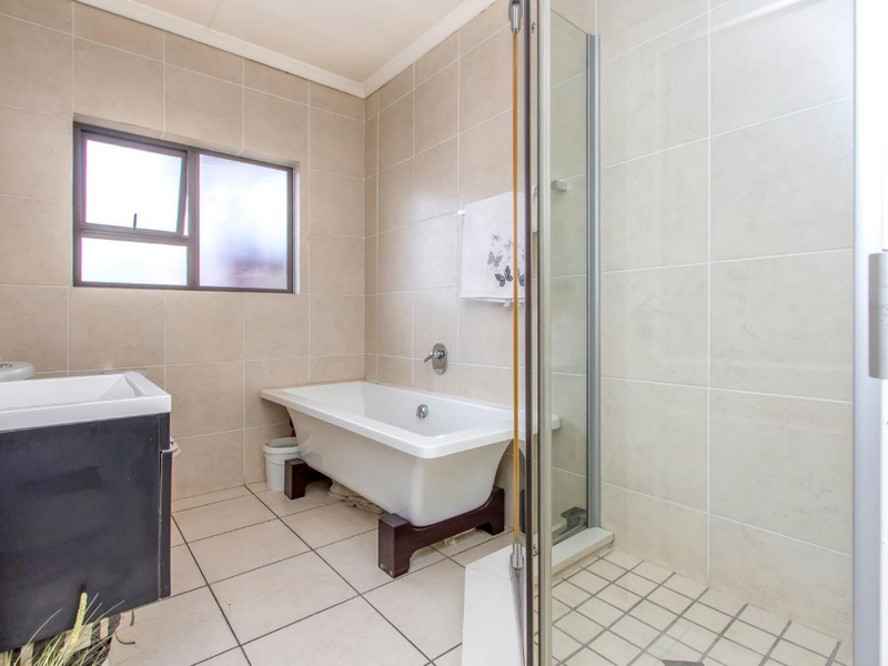 Spacious 3-Bedroom Ground Floor Unit – Katara Complex - Photo 5