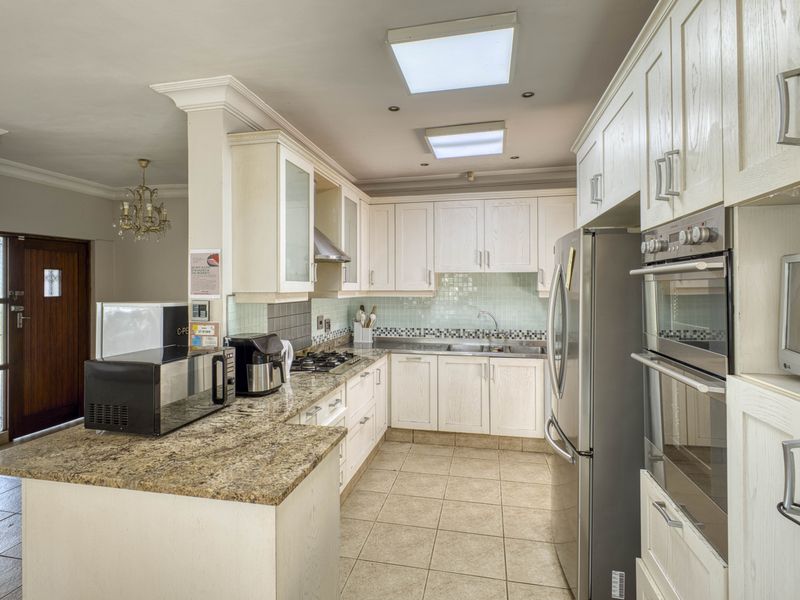 Lifestyle Retreat with Harbour Views in a Prestigious Setting - Photo 7