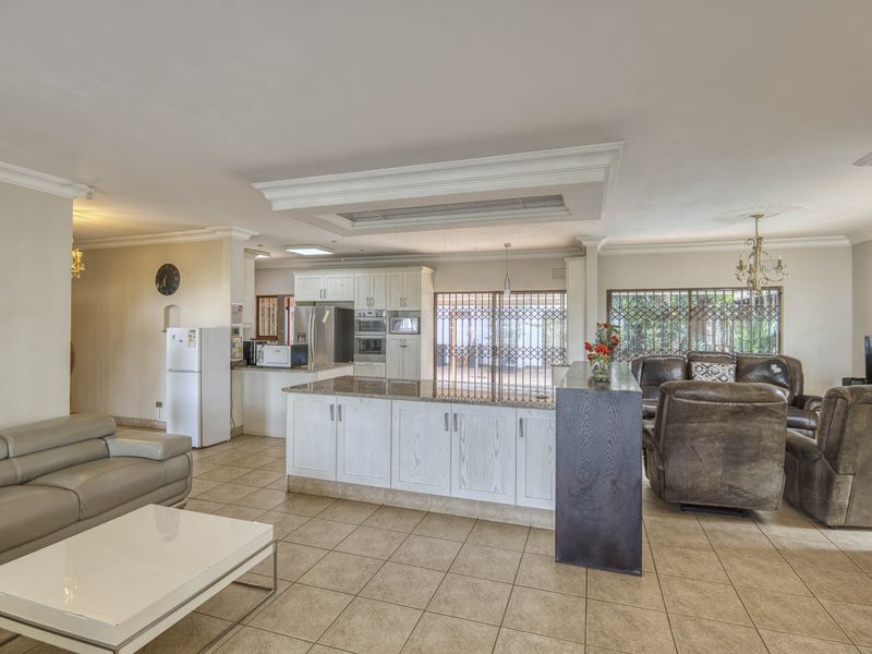Lifestyle Retreat with Harbour Views in a Prestigious Setting - Photo 5