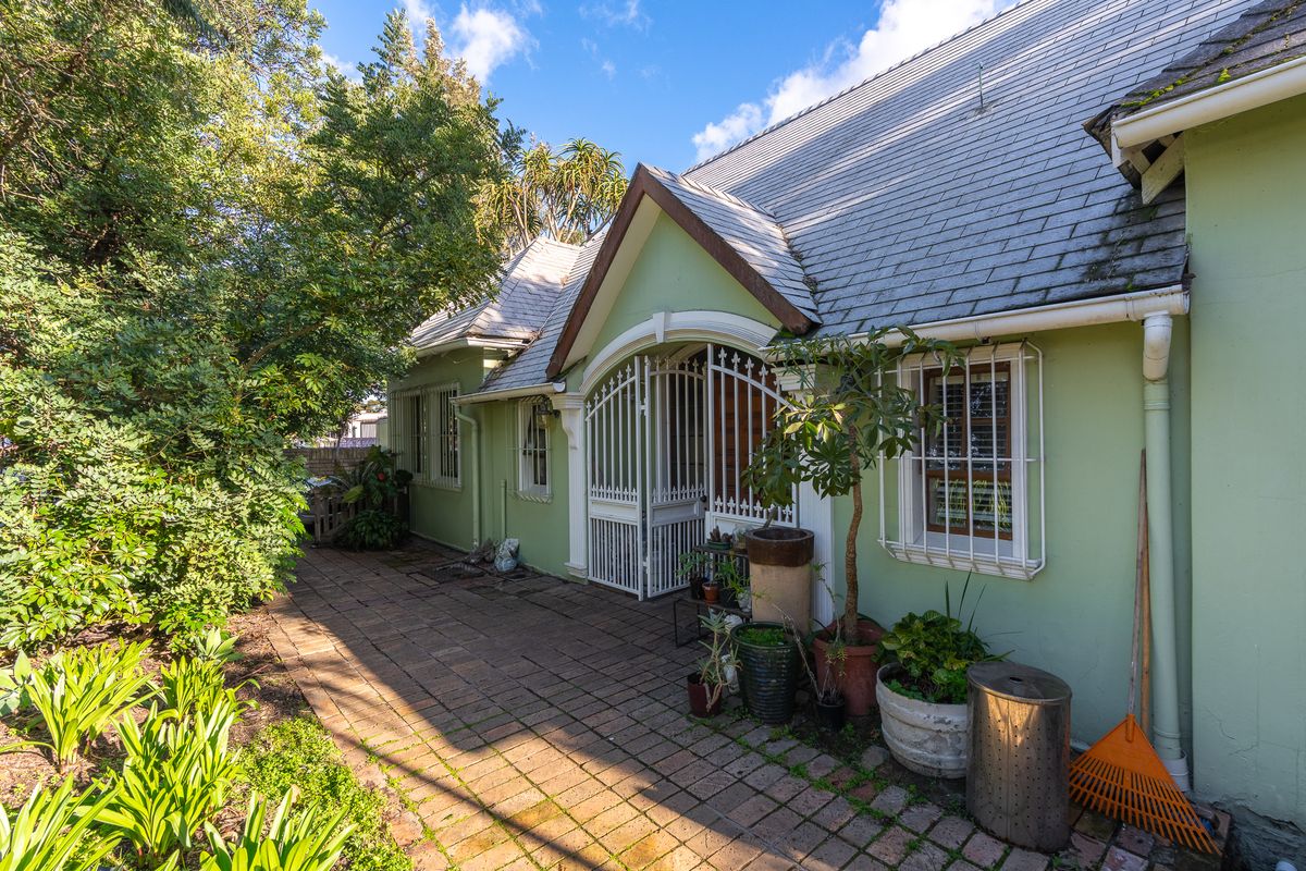 Prime 1,800m2 Property with Exceptional Potential - Photo 2