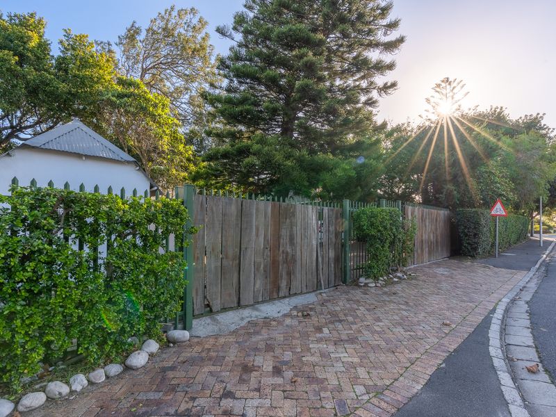 Prime 1,800m2 Property with Exceptional Potential - Photo 4