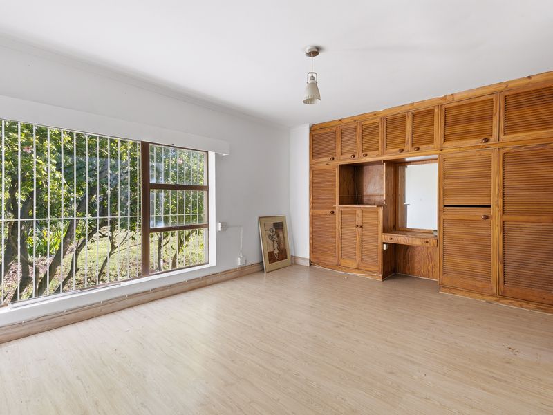 Prime 1,800m2 Property with Exceptional Potential - Photo 8