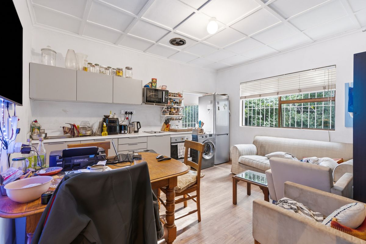 Prime 1,800m2 Property with Exceptional Potential - Photo 5