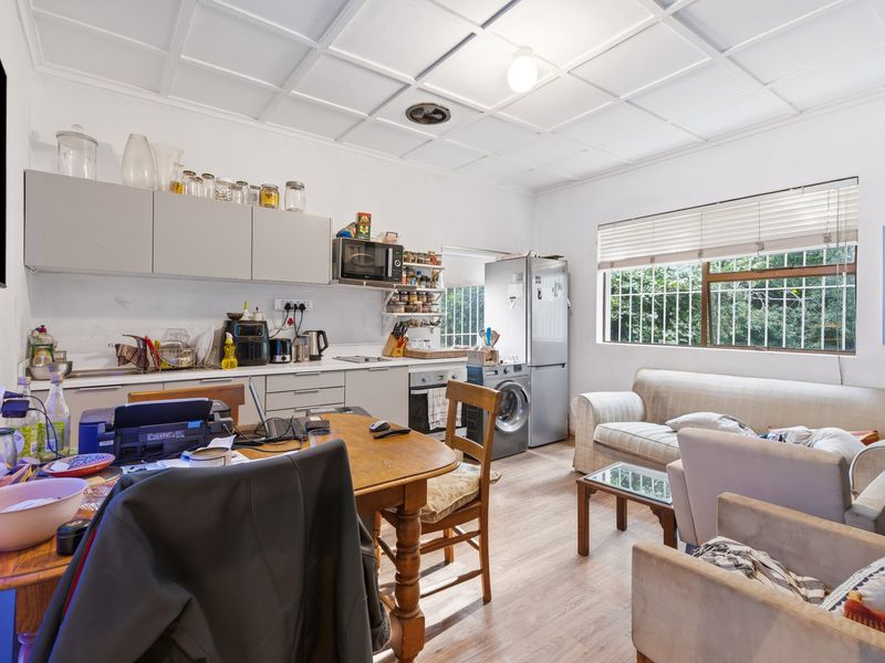 Prime 1,800m2 Property with Exceptional Potential - Photo 5