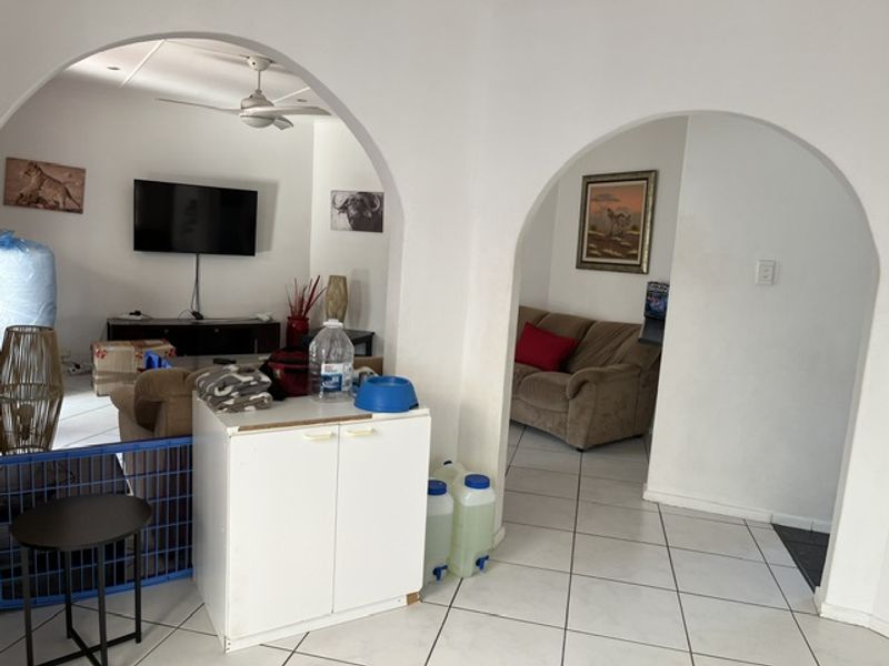 Spacious Family Home with Pool and Large Yard in Beacon Bay - Photo 6