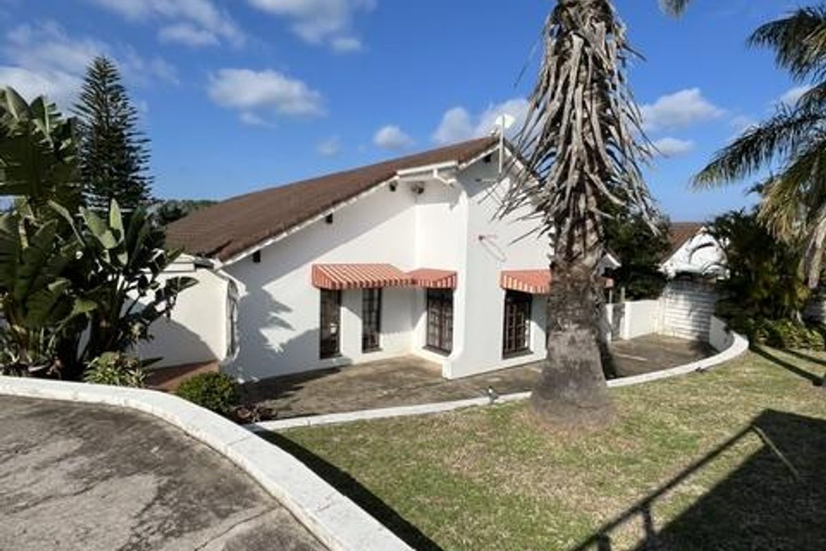 Spacious Family Home with Pool and Large Yard in Beacon Bay - Photo 2