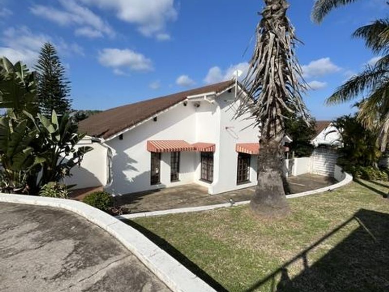 Spacious Family Home with Pool and Large Yard in Beacon Bay - Photo 2