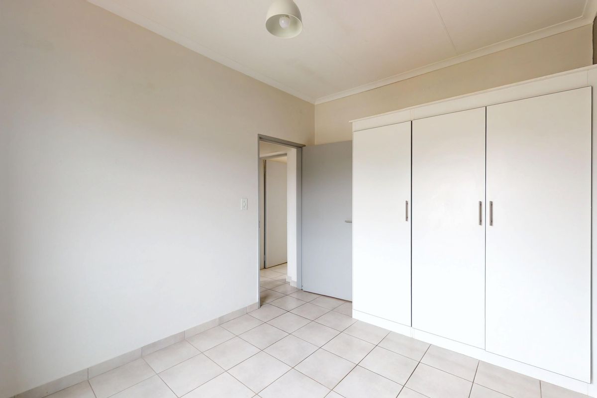 Modern 2-Bedroom Gem in a Secure Lifestyle Complex - Photo 5