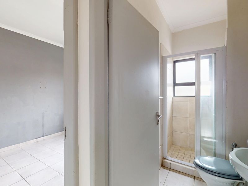 Modern 2-Bedroom Gem in a Secure Lifestyle Complex - Photo 7