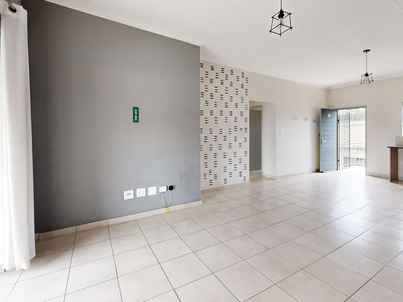 Modern 2-Bedroom Gem in a Secure Lifestyle Complex - Photo 4