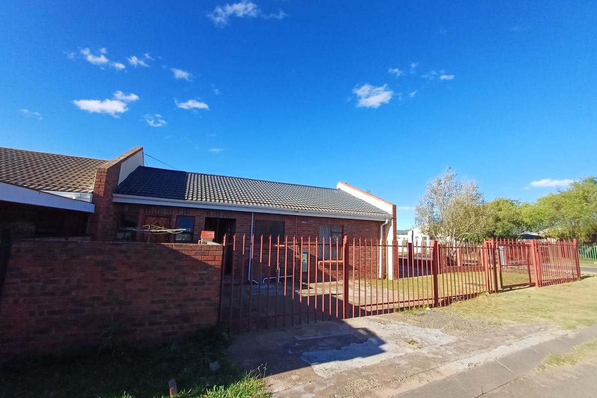 3 Bedroom Townhouse for Sale in Laurie Dashwood Park - Photo 2