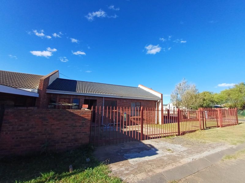 3 Bedroom Townhouse for Sale in Laurie Dashwood Park - Photo 2