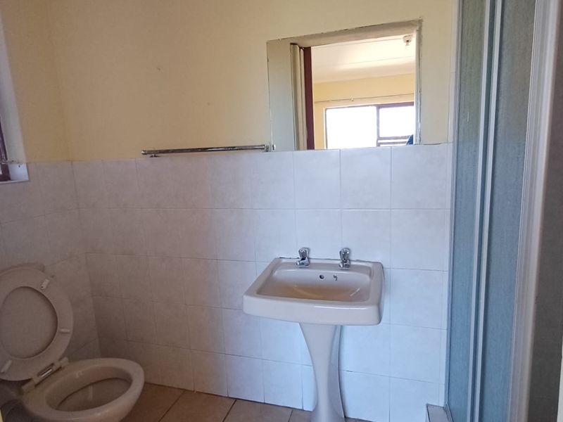 3 Bedroom Townhouse for Sale in Laurie Dashwood Park - Photo 9