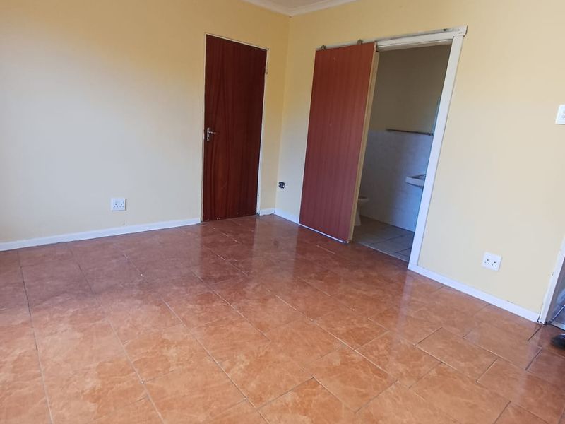3 Bedroom Townhouse for Sale in Laurie Dashwood Park - Photo 7