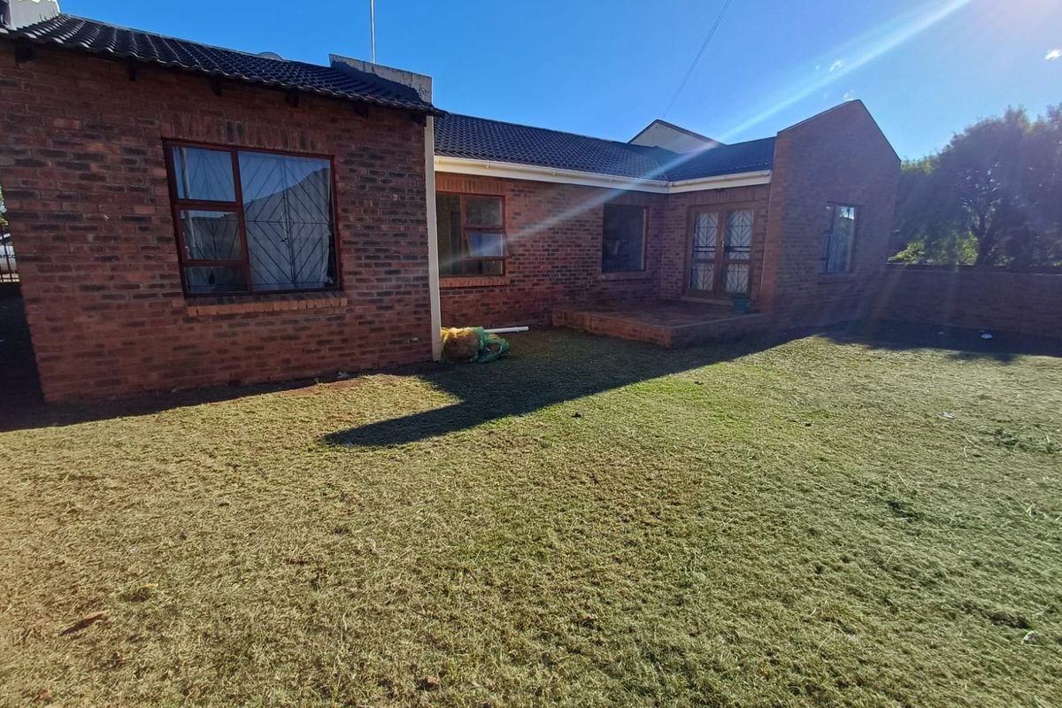 3 Bedroom Townhouse for Sale in Laurie Dashwood Park - Photo 4