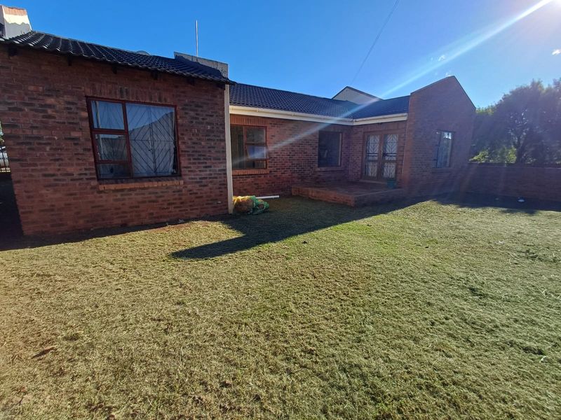3 Bedroom Townhouse for Sale in Laurie Dashwood Park - Photo 4