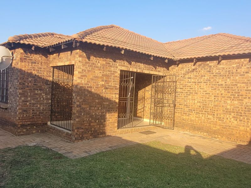 Low-Maintenance Facebrick House! - Photo 2