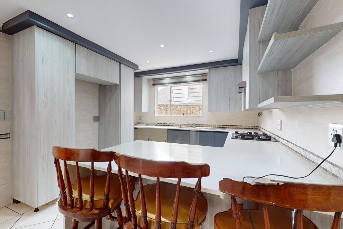 Spacious & modern Family Home with Loft & Private Pool in Secure Ravenswood Estate - Photo 2