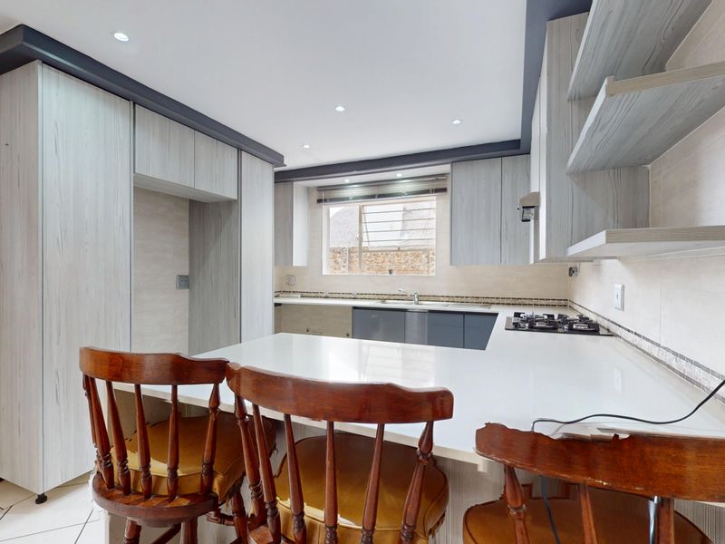 Spacious & modern Family Home with Loft & Private Pool in Secure Ravenswood Estate - Photo 2