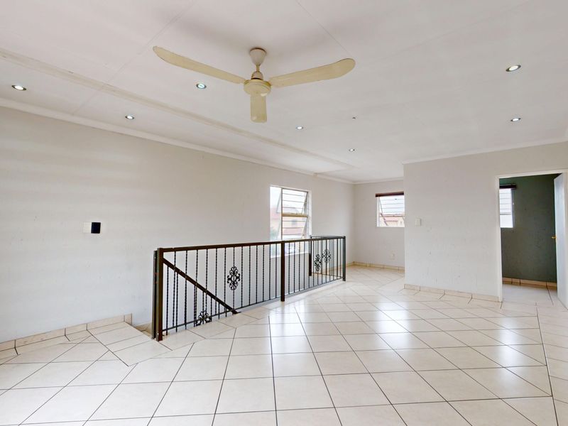 Spacious & modern Family Home with Loft & Private Pool in Secure Ravenswood Estate - Photo 8