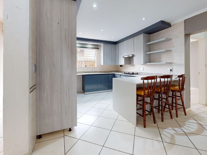 Spacious & modern Family Home with Loft & Private Pool in Secure Ravenswood Estate - Photo 7